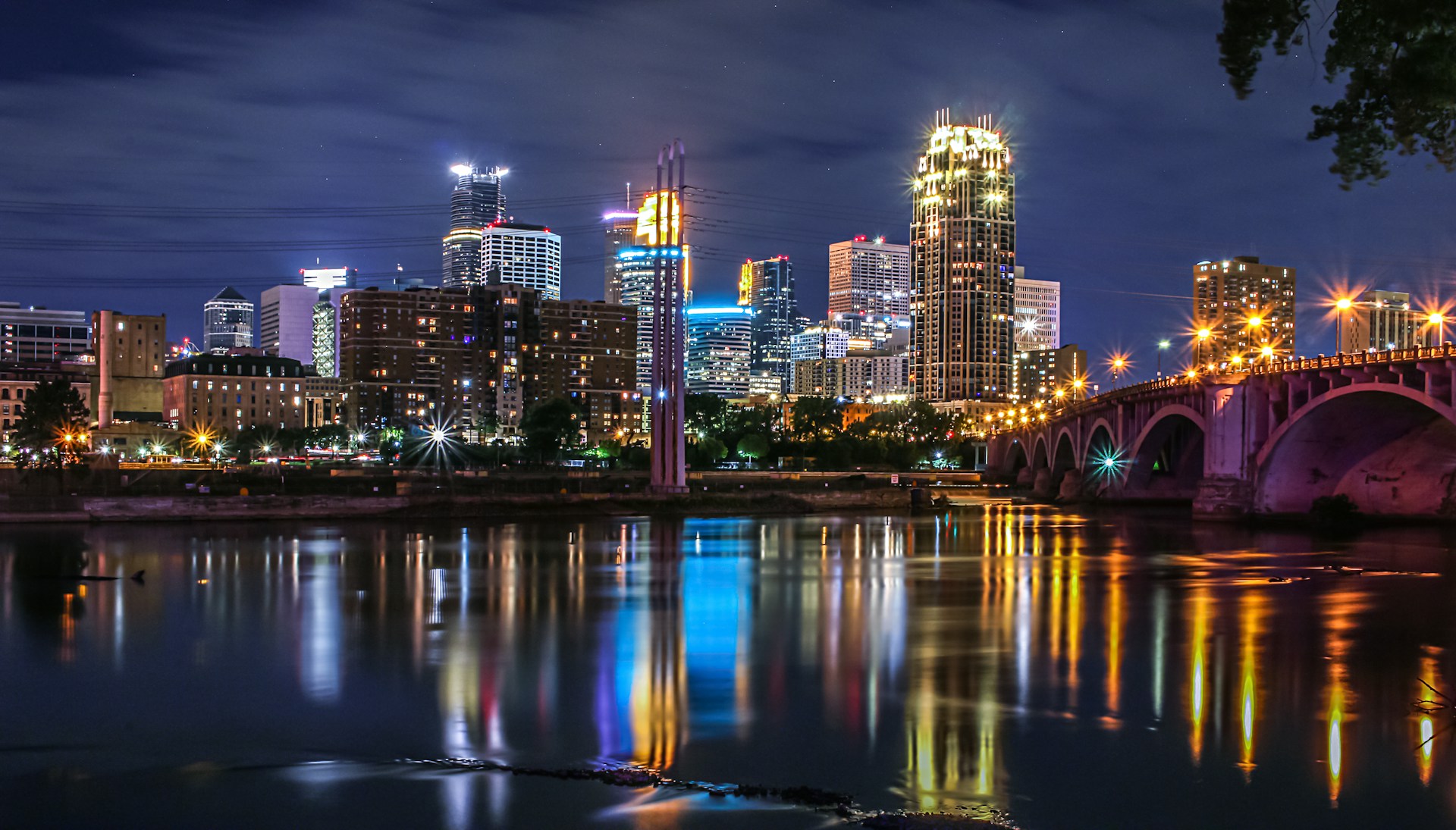 A photo of the Minneapolis skyline.
